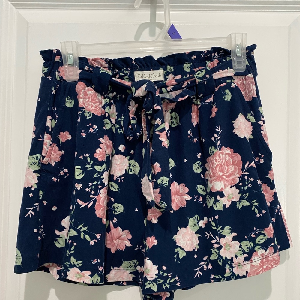 Full Circle Trends pull on shorts, Sz L